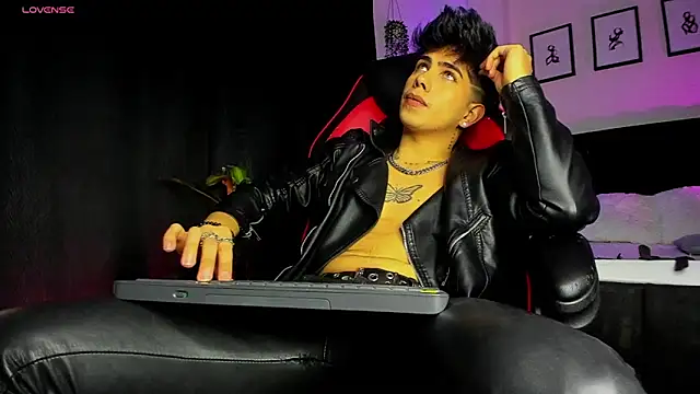 LyleBennett  online show from August 2026 01:40:02 AM