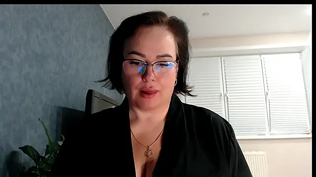 Nora Star online show from December 2025 06:04:01 PM