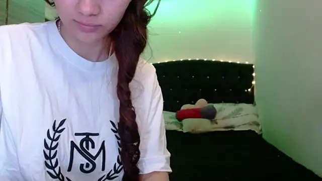 Snapshot of holy_juli chatting on May 2026 04:07:01 AM holy juli online show from May 2026 04:07:01 AM