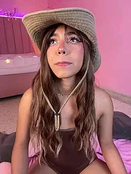 Snapshot of KellyOlsenbe chatting on May 2026 09:20:02 PM KellyOlsenbe online show from May 2026 09:20:02 PM