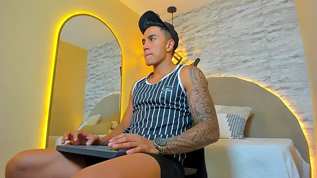 Snapshot of Aron_Bolt chatting on November 2025 11:54:01 PM Aron Bolt online show from November 2025 11:54:01 PM