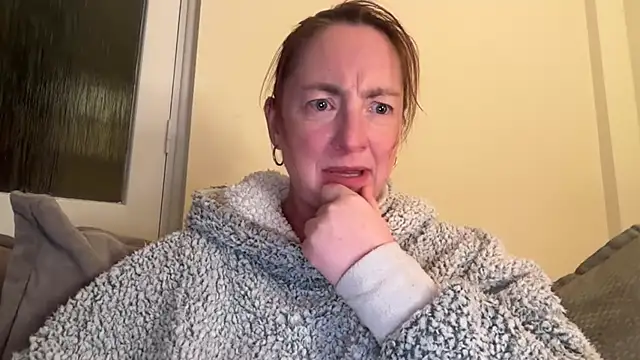 Snapshot of LouiseTswing chatting on February 2025 08:57:01 PM LouiseTswing online show from February 2025 08:57:01 PM