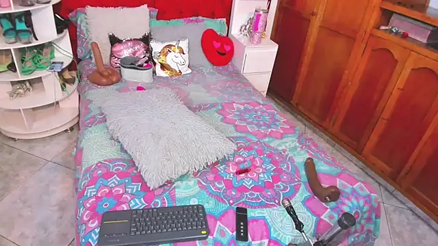 larafoxter online show from March 2026 11:48:02 AM