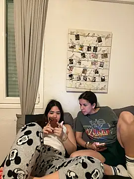 daniniescobarr online show from April 2026 11:08:01 AM