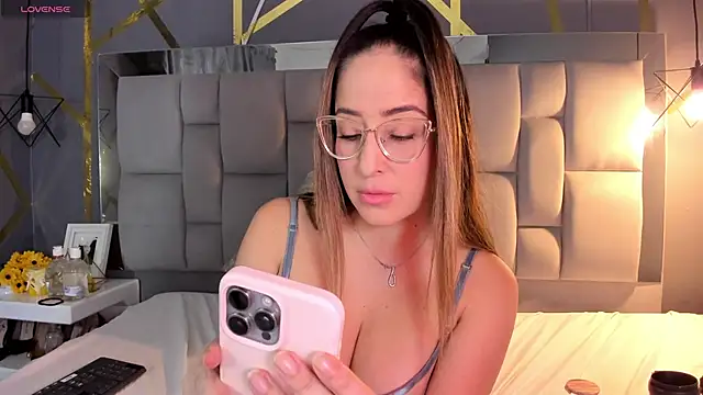 Snapshot of AliceSteel12 chatting on October 2025 11:11:02 PM AliceSteel12 online show from October 2025 11:11:02 PM