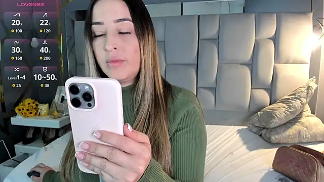 Snapshot of AliceSteel12 chatting on October 2025 11:01:02 PM AliceSteel12 online show from October 2025 11:01:02 PM