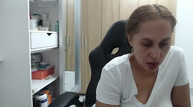 Snapshot of RoxanaLove9 chatting on December 2024 04:04:02 AM RoxanaLove9 online show from December 2024 04:04:02 AM