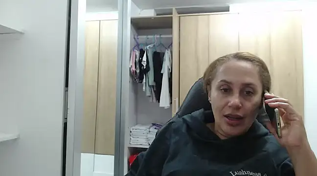 Snapshot of RoxanaLove9 chatting on January 2025 04:33:01 AM RoxanaLove9 online show from January 2025 04:33:01 AM