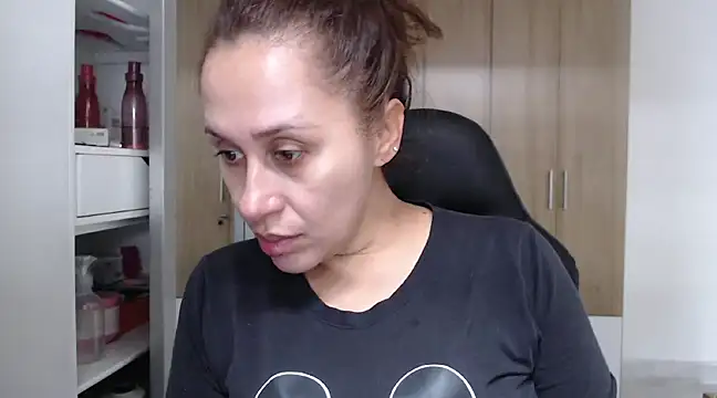 Snapshot of RoxanaLove9 chatting on February 2025 06:44:01 PM RoxanaLove9 online show from February 2025 06:44:01 PM