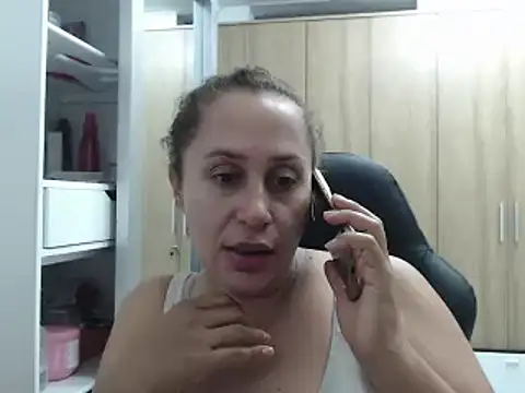 Snapshot of RoxanaLove9 chatting on February 2025 03:43:02 AM RoxanaLove9 online show from February 2025 03:43:02 AM