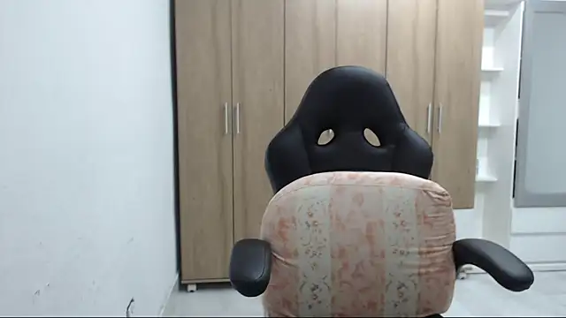 Snapshot of RoxanaLove9 chatting on November 2025 01:28:01 AM RoxanaLove9 online show from November 2025 01:28:01 AM