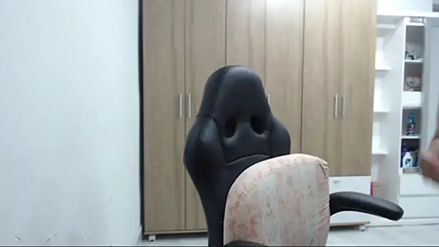 Snapshot of RoxanaLove9 chatting on November 2025 10:04:02 PM RoxanaLove9 online show from November 2025 10:04:02 PM