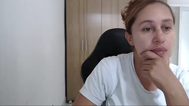 Snapshot of RoxanaLove9 chatting on November 2025 05:45:03 PM RoxanaLove9 online show from November 2025 05:45:03 PM