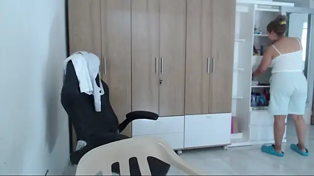 Snapshot of RoxanaLove9 chatting on November 2025 05:56:01 PM RoxanaLove9 online show from November 2025 05:56:01 PM