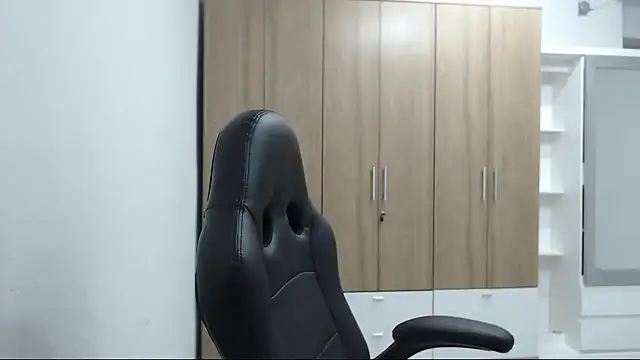 Snapshot of RoxanaLove9 chatting on November 2025 07:05:02 PM RoxanaLove9 online show from November 2025 07:05:02 PM