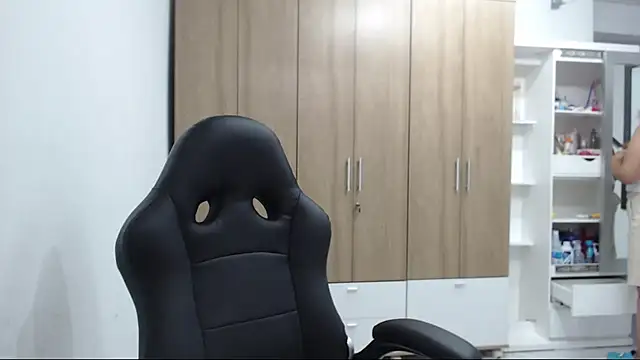 Snapshot of RoxanaLove9 chatting on December 2025 08:49:02 PM RoxanaLove9 online show from December 2025 08:49:02 PM