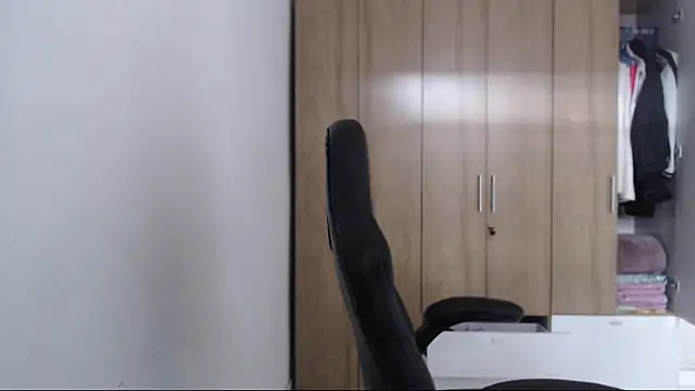 Snapshot of RoxanaLove9 chatting on December 2025 08:35:01 PM RoxanaLove9 online show from December 2025 08:35:01 PM