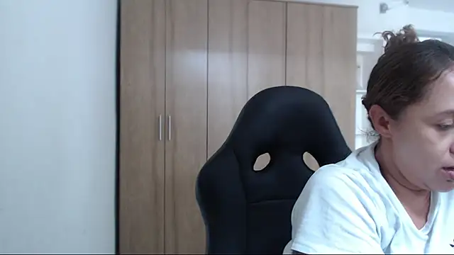 Snapshot of RoxanaLove9 chatting on December 2025 05:08:02 PM RoxanaLove9 online show from December 2025 05:08:02 PM