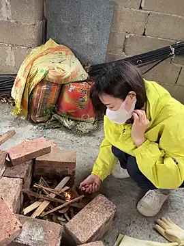 Snapshot of Linda-LL chatting on October 2025 05:30:01 AM Linda-LL online show from October 2025 05:30:01 AM