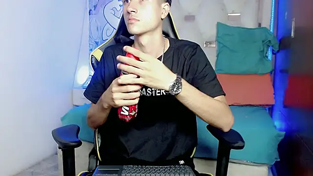 Snapshot of johnny_cagee chatting on December 2025 04:32:01 AM johnny cagee online show from December 2025 04:32:01 AM