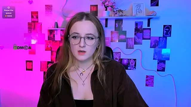 luna berryy online show from April 2026 08:15:02 PM