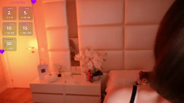 Lilly Colins online show from November 2025 08:30:02 PM