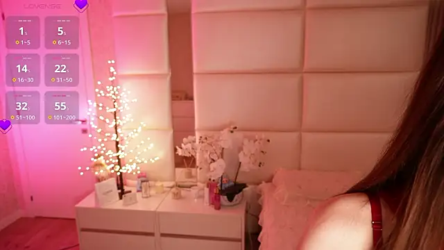 Lilly Colins online show from March 2026 08:34:01 PM