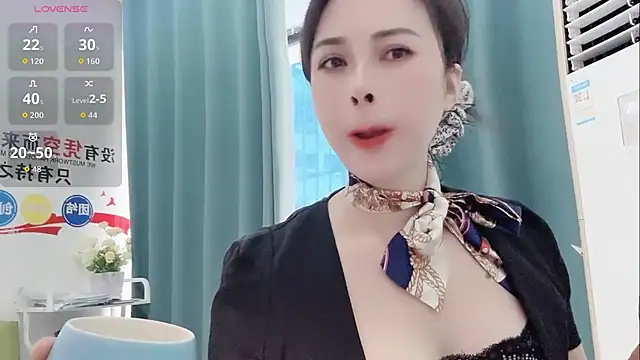 Snapshot of Qwi-V1 chatting on October 2025 06:14:02 AM Qwi-V1 online show from October 2025 06:14:02 AM