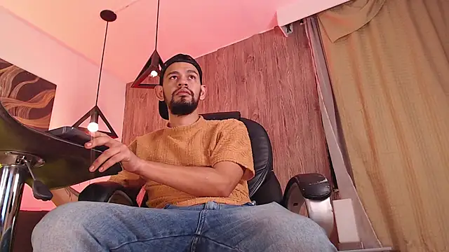 Snapshot of Bedobigcock chatting on February 2025 02:11:02 AM Bedobigcock online show from February 2025 02:11:02 AM