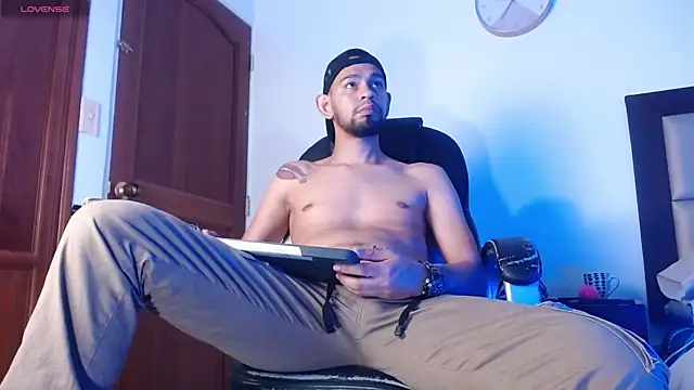 Snapshot of Bedobigcock chatting on March 2025 04:37:02 AM Bedobigcock online show from March 2025 04:37:02 AM