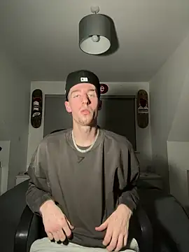 Snapshot of MikesWood21 chatting on December 2024 01:36:01 AM MikesWood21 online show from December 2024 01:36:01 AM