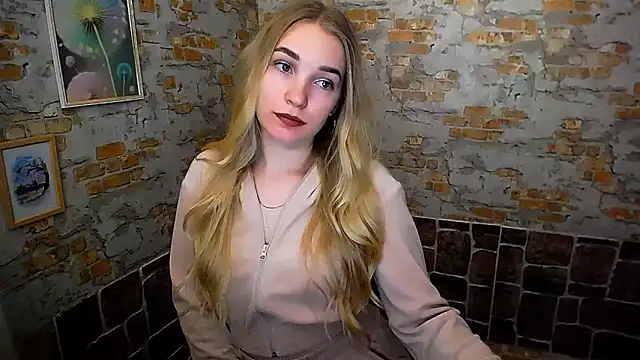 Snapshot of Queen_ofLove chatting on February 2025 01:50:01 PM Queen ofLove online show from February 2025 01:50:01 PM