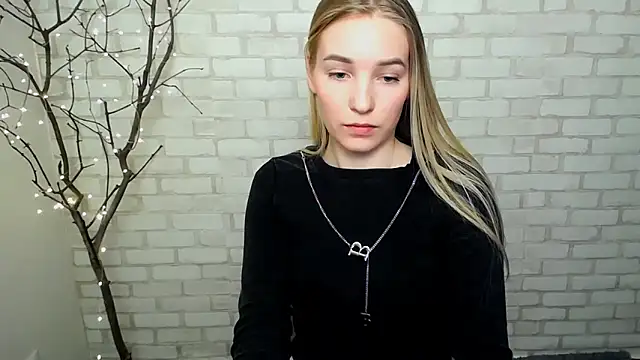 Snapshot of Queen_ofLove chatting on March 2025 05:38:02 PM Queen ofLove online show from March 2025 05:38:02 PM