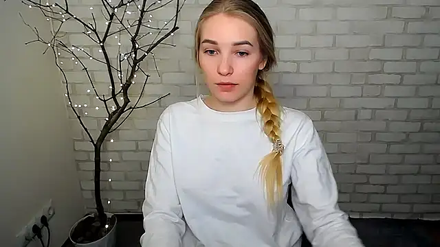 Snapshot of Queen_ofLove chatting on March 2025 06:01:01 PM Queen ofLove online show from March 2025 06:01:01 PM