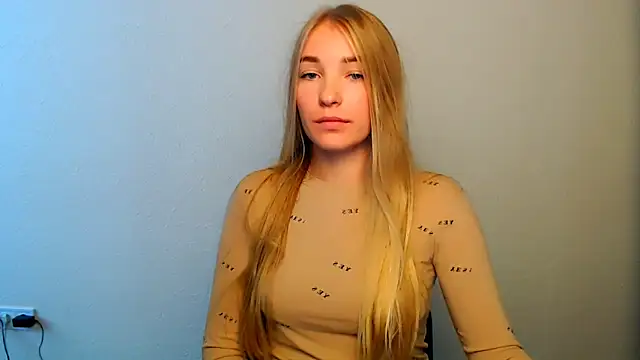 Snapshot of Queen_ofLove chatting on October 2025 11:42:02 AM Queen ofLove online show from October 2025 11:42:02 AM