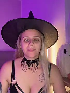 lunawolf21 online show from October 2025 07:23:02 AM