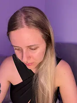 lunawolf21 online show from April 2026 06:47:02 AM