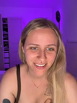 lunawolf21 online show from June 2026 06:33:01 AM