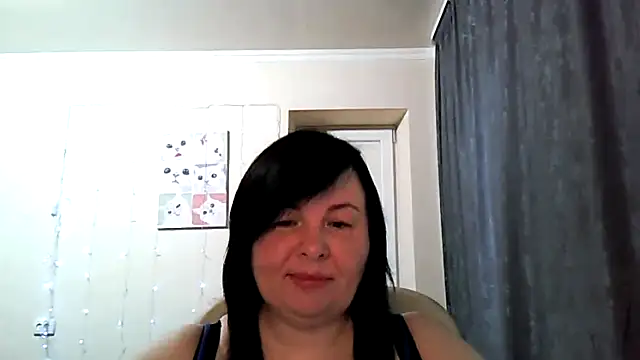 Snapshot of EmiliaLooo chatting on June 2026 04:04:02 AM EmiliaLooo online show from June 2026 04:04:02 AM