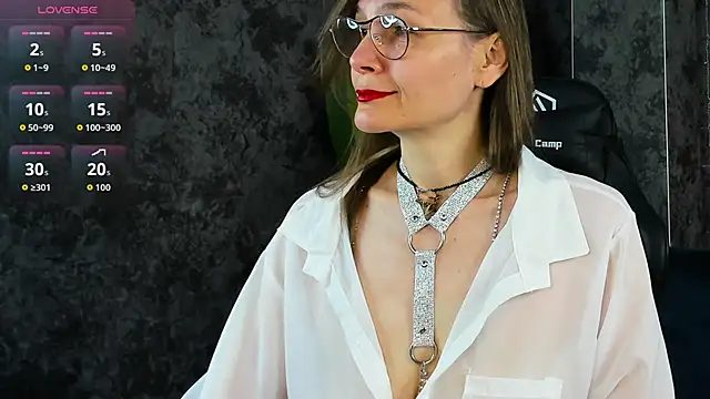 Snapshot of Lillian_White chatting on May 2026 01:00:01 AM Lillian White online show from May 2026 01:00:01 AM