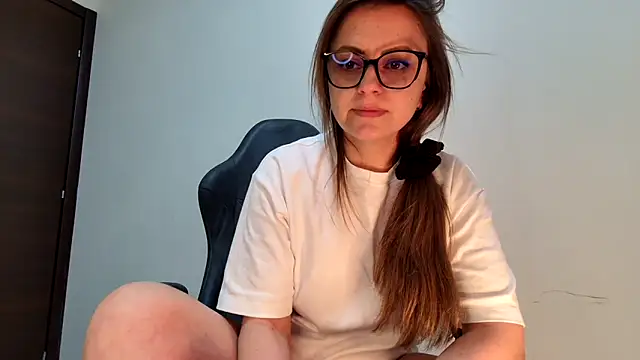 Snapshot of Eelleen chatting on May 2026 12:12:01 PM Eelleen online show from May 2026 12:12:01 PM
