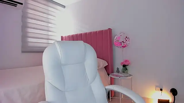 Ninamirley online show from December 2024 01:05:02 PM