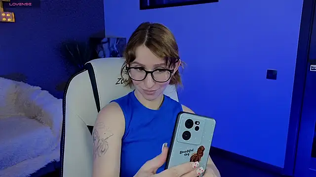 Snapshot of AliceBYKiss chatting on March 2025 12:29:01 PM AliceBYKiss online show from March 2025 12:29:01 PM