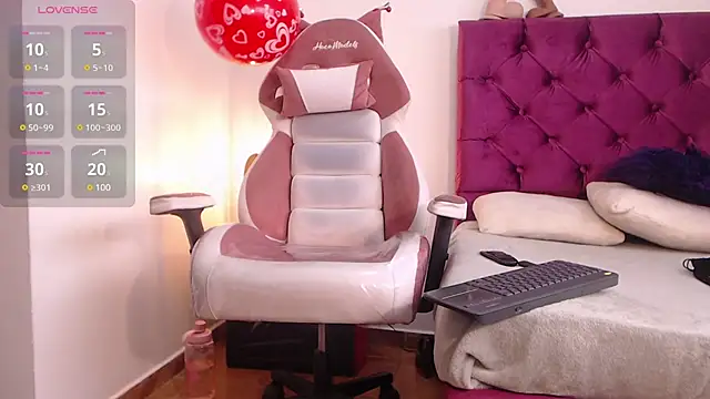 Snapshot of NAOMI_WINDSOR chatting on February 2025 06:59:02 PM NAOMI WINDSOR online show from February 2025 06:59:02 PM