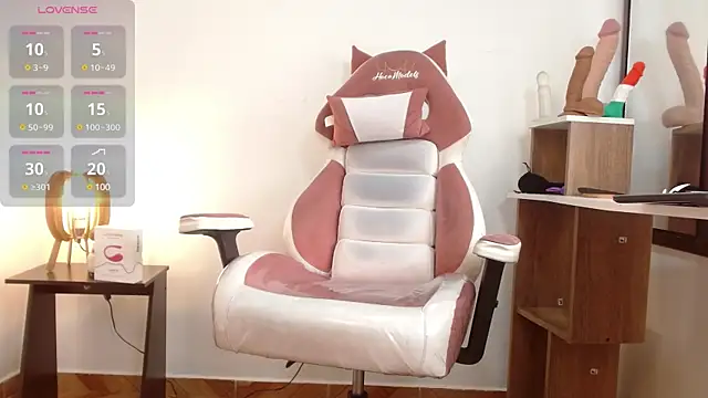 Snapshot of NAOMI_WINDSOR chatting on February 2025 09:44:02 PM NAOMI WINDSOR online show from February 2025 09:44:02 PM