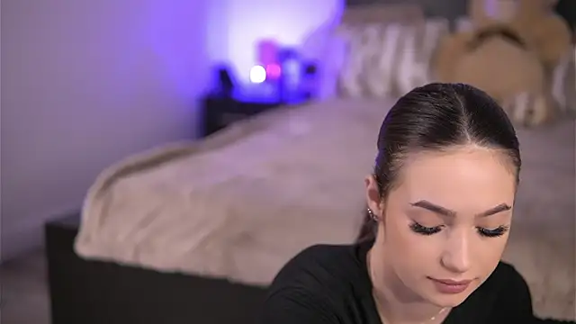 Snapshot of VixenAmour chatting on November 2025 06:47:02 AM VixenAmour online show from November 2025 06:47:02 AM