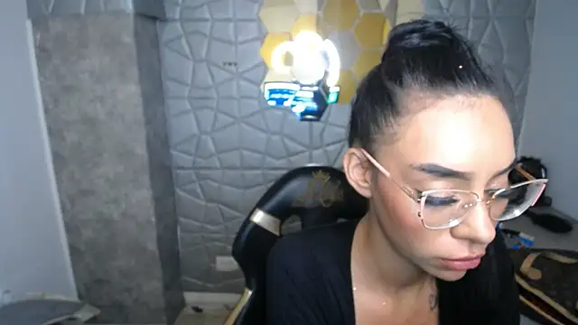 Tiffanny online show from March 2025 06:56:01 PM