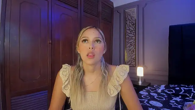 Snapshot of Cami_hunter_ chatting on December 2024 08:34:01 PM Cami hunter  online show from December 2024 08:34:01 PM