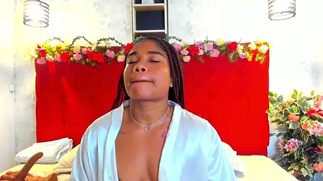 Snapshot of SilvannaFit chatting on April 2026 05:30:01 PM SilvannaFit online show from April 2026 05:30:01 PM