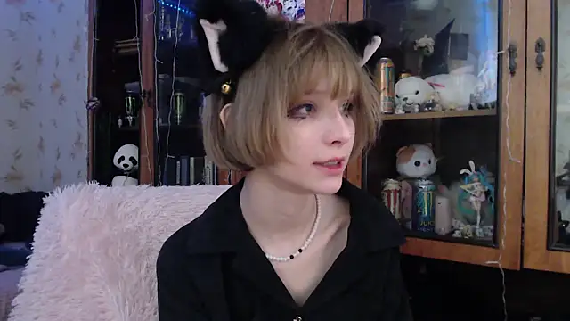 Snapshot of cloudgirrl chatting on February 2025 11:32:02 PM cloudgirrl online show from February 2025 11:32:02 PM